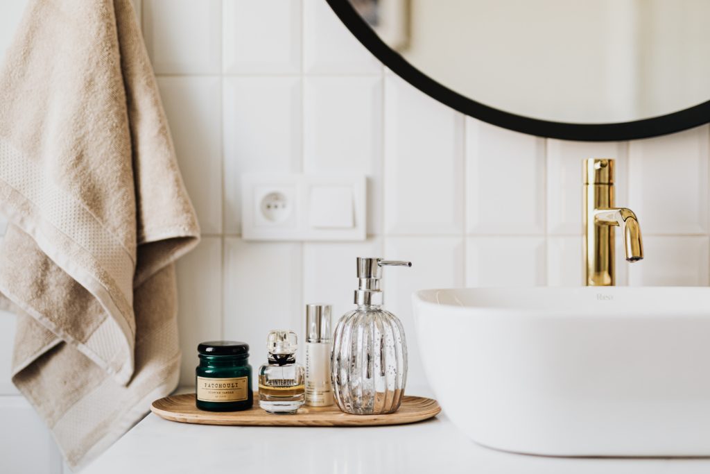 salle de bain blanche et déco